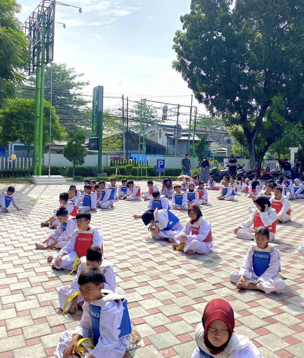 Anak-anak RAP Fighters mengenakan pelindung badan kyorugi sebelum latihan sparring