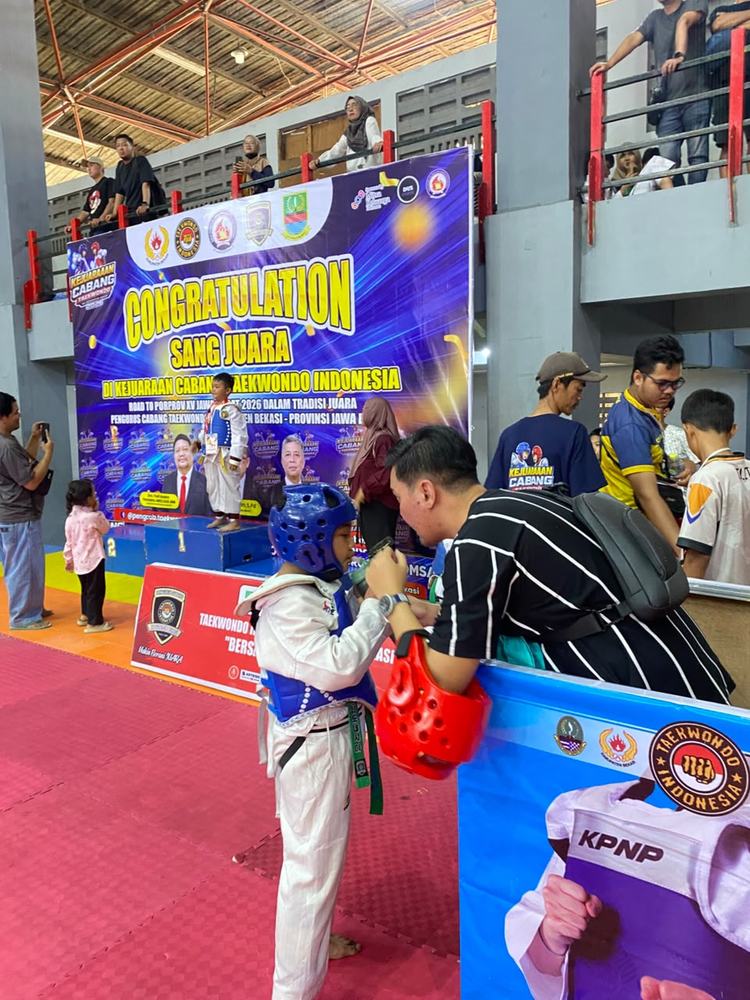 Atlet cilik RAP Fighters bersiap bertanding di Kejuaraan Cabang Taekwondo Indonesia Kabupaten Bekasi