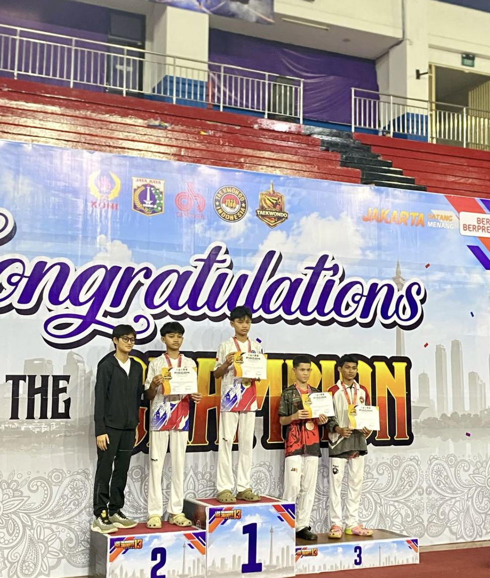 Atlet RAP Fighters naik podium juara membawa medali dan piagam di Liga Taekwondo Jakarta