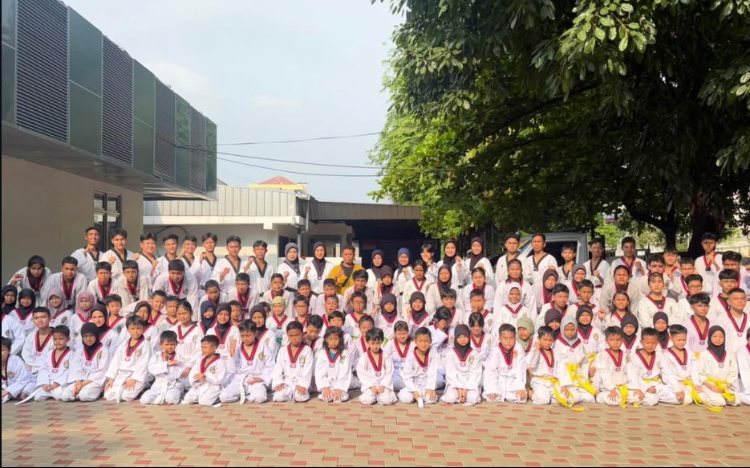 Atlet RAP Fighters Taekwondo Club foto bersama seusai latihan di GOR Badminton MG Sport, Wanasari, Cibitung